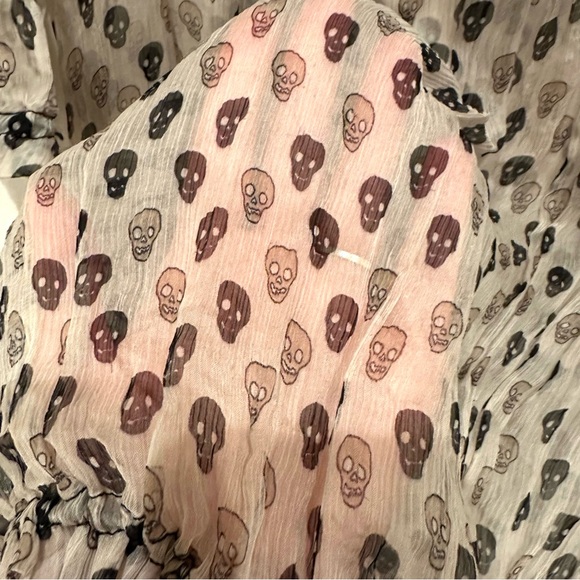 Zara Basic Skull Print Off-The-Shoulder Smocked Blouse - Picture 5 of 10